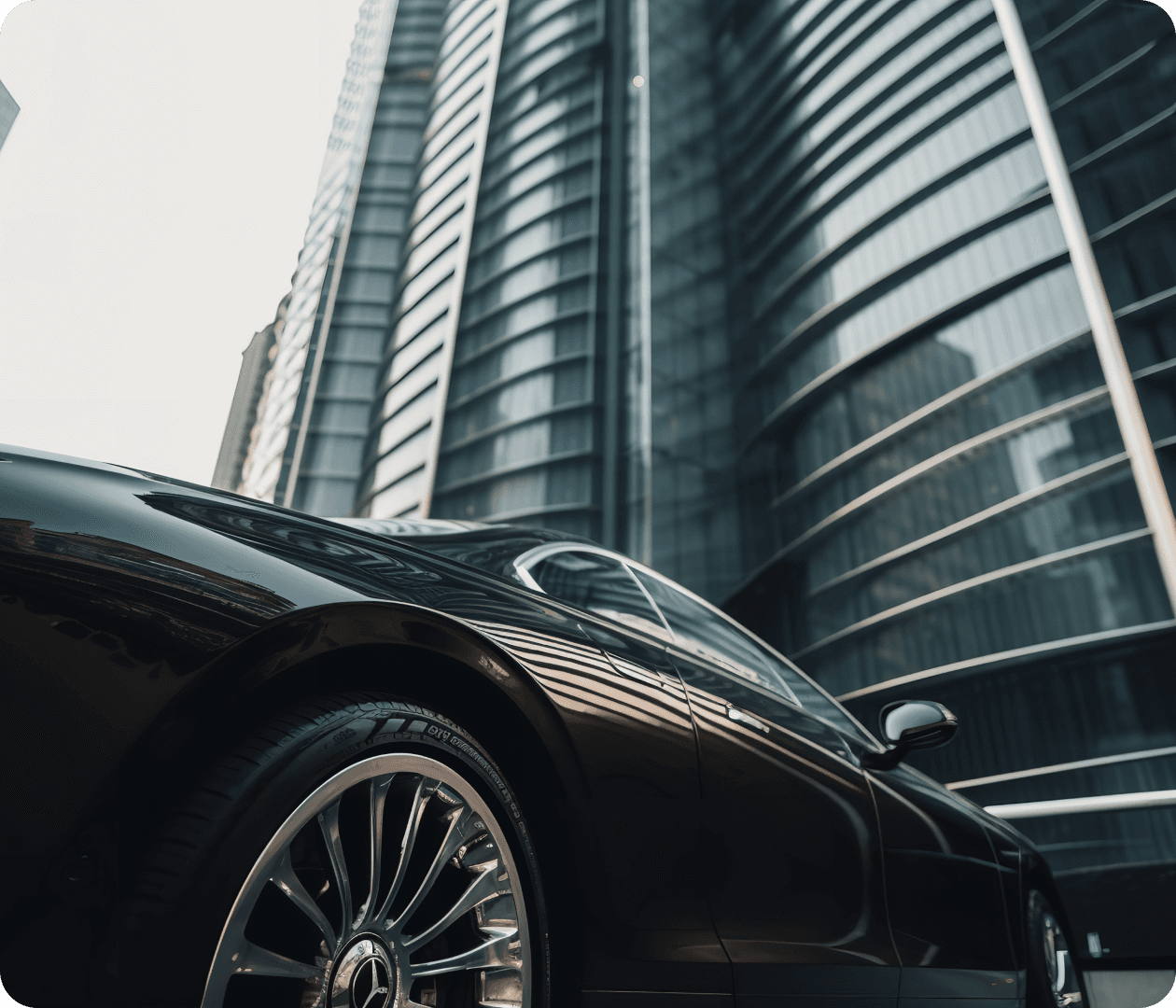Автомобиль Carmart на фоне города